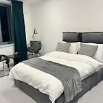 London City View Two Bedroom Entire Condo Enjoy River & City Views, Skyline Views