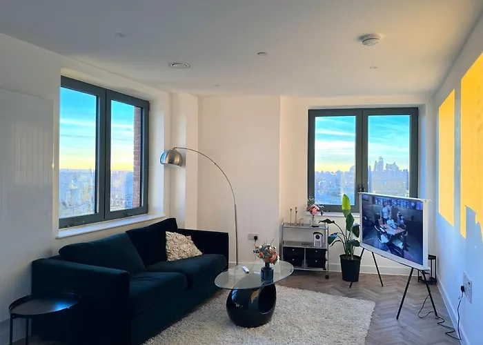 London City View Two Bedroom Entire Condo Enjoy River & City Views, Skyline Views