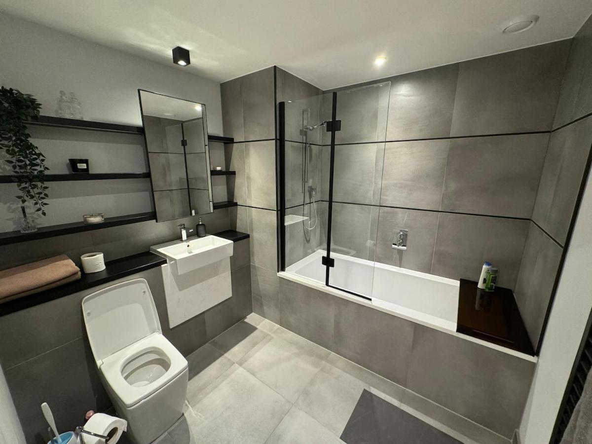 View Two Bedroom Entire Enjoy River & Views, Skyline Views * Londra
